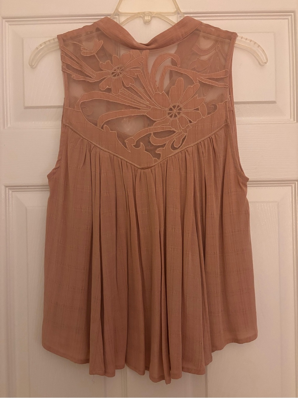 NWT- FREE PEOPLE-Sleeveless Rose Scalloped Lace Women's Top - Picture 2 of 4